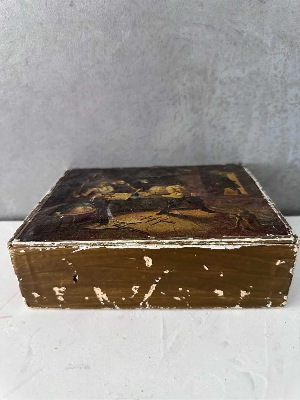 VINTAGE BOX CARDBOARD GOLD FELT LINED